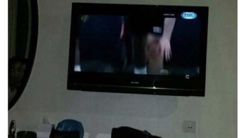 Mengirim foto untuk mengabarkan keluarganya. Saat ditanya saudara laki-lakinya siapa yang ada cermin, perempuan itu merinding. Foto: Reddit/amatsumima