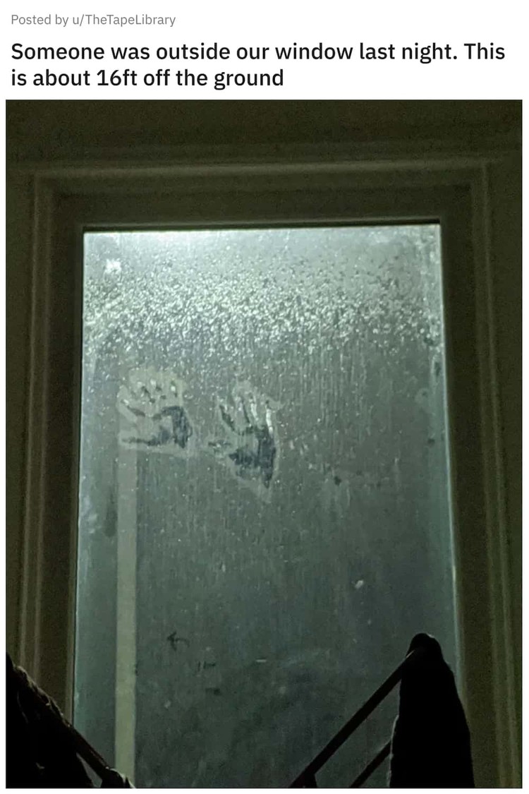 Kalau Bukan Hantu, Apa yang Ada di Dalam Foto Berikut? Beberapa netizen membagikan foto mereka yang terdapat penampakan di dalamnya. Siap-siap merinding melihatnya.
