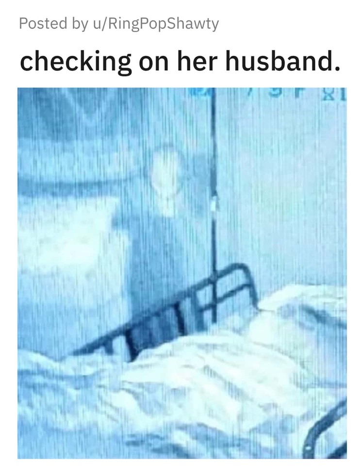 Kalau Bukan Hantu, Apa yang Ada di Dalam Foto Berikut? Beberapa netizen membagikan foto mereka yang terdapat penampakan di dalamnya. Siap-siap merinding melihatnya.