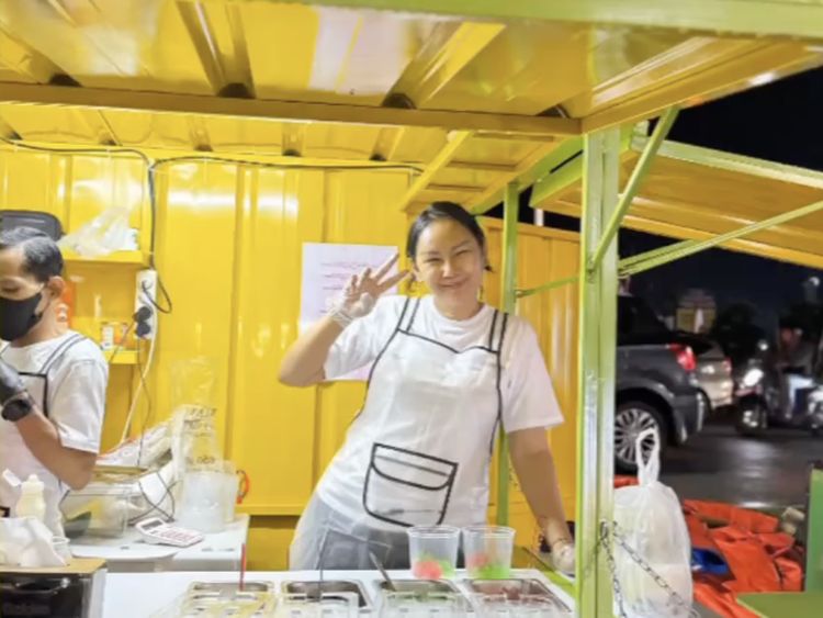 Duh! Booth Es Teler Kalina Oktarani Jadi Korban Vandalisme