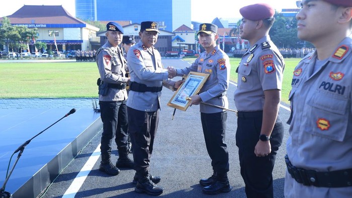 Kapolda Jatim beri penghargaan hingga kenaikan pangkat