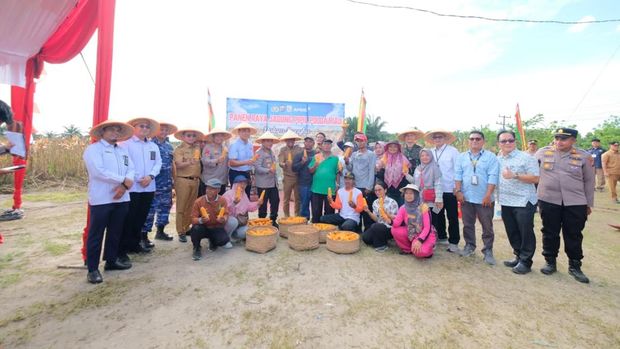 Kapolda Riau Irjen Herry Heryawan menghadiri panen 15 ton jagung di Pelalawan.