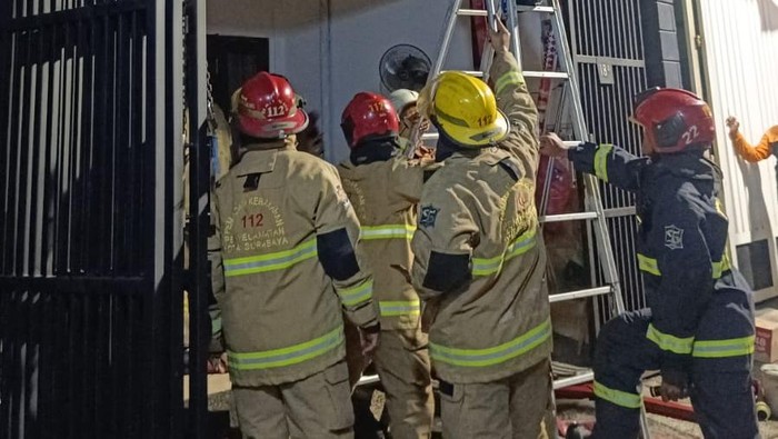 Kebakaran melahap sebuah rumah di Sukomanunggal Surabaya