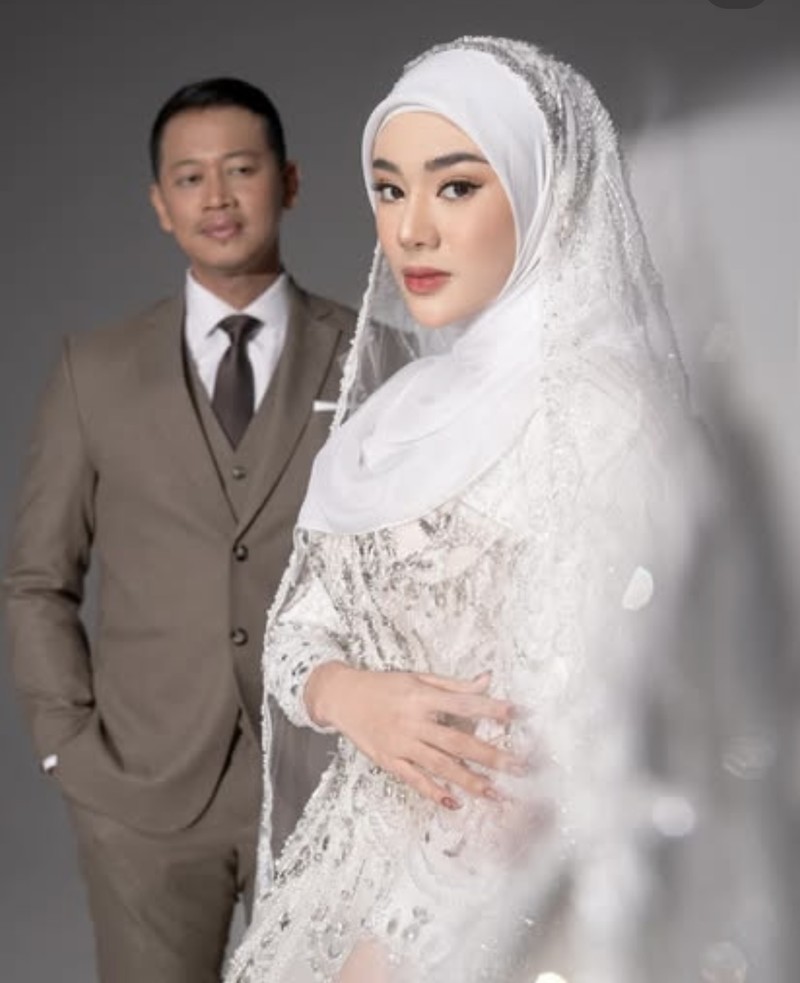 Keseruan Clara Shinta Nikmati Tumpeng hingga Makan Hot Pot di Restoran