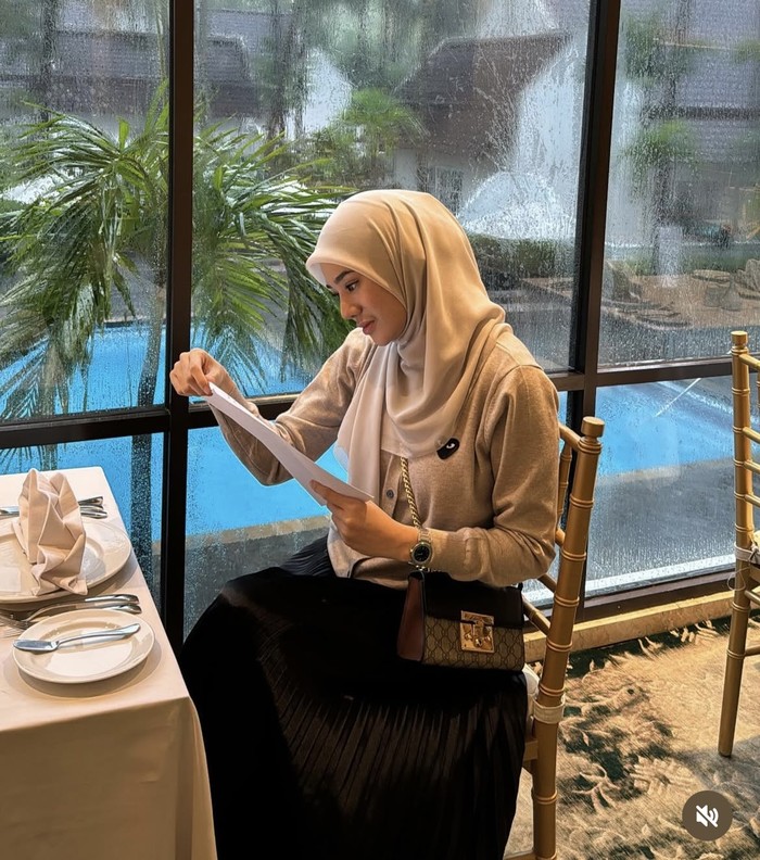 Keseruan Clara Shinta Nikmati Tumpeng hingga Makan Hot Pot di Restoran Keseruan Clara Shinta Nikmati Tumpeng hingga Makan Hot Pot di Restoran