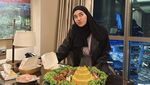 Clara Shinta Santap Tumpeng hingga Makan Hot Pot di Restoran
