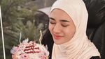 Clara Shinta Santap Tumpeng hingga Makan Hot Pot di Restoran