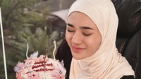 Dalam momen ulang tahun yang ke 28, wanita kelahiran tahun 1996 ini juga memamerkan kue yang ia dapat. Kue ulang tahun itu punya desain cantik. Warnanya perpaduan biru, ungu, dan pink pastel dengan ukiran bunga dan hiasan kupu-kupu. Foto: Instagram @clarashintareal