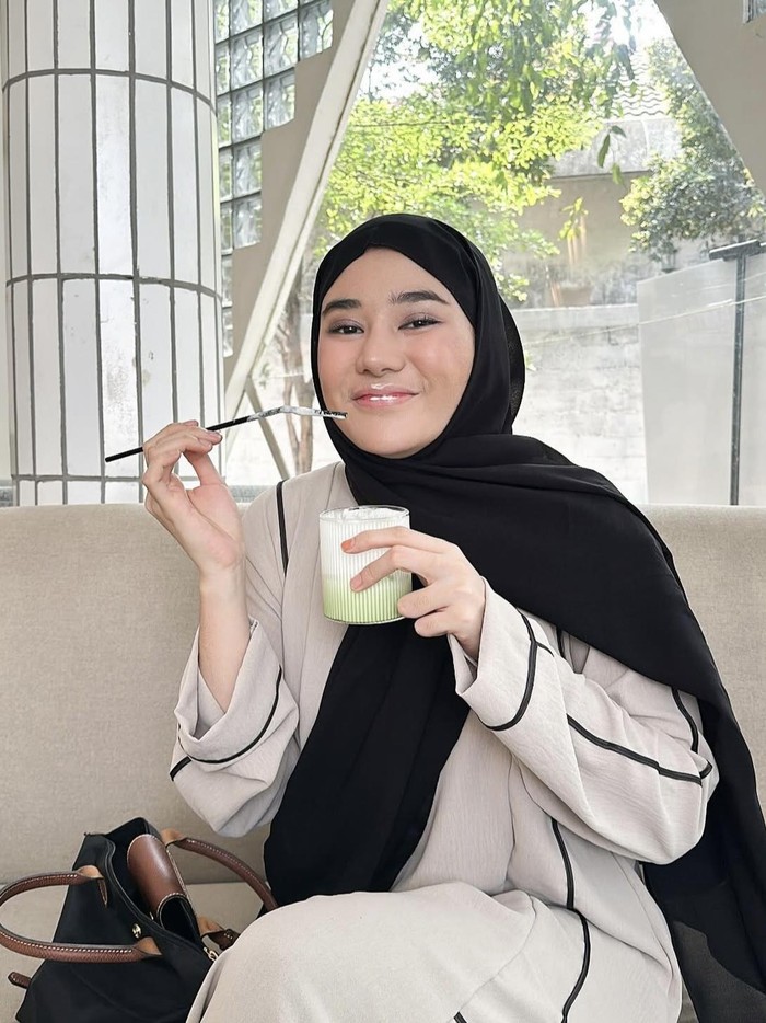 Keseruan Clara Shinta Nikmati Tumpeng hingga Makan Hot Pot di Restoran