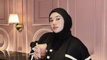 Clara Shinta Santap Tumpeng hingga Makan Hot Pot di Restoran