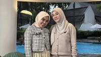 Tak sendirian Clara yang lahir kelahiran kota Medan itu sempat syuting bersama Medina Zein di sebuah kafe. Ada pun kue, buah, dan jus tersaji di meja mereka. Foto: Instagram @clarashintareal