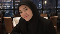 Bulan Januari lalu calon istri Alexander Assad itu membagikan keseruan saat makan di restoran. Clara pun tampak menikmati steak lezat beserta kentang goreng. Foto: Instagram @clarashintareal