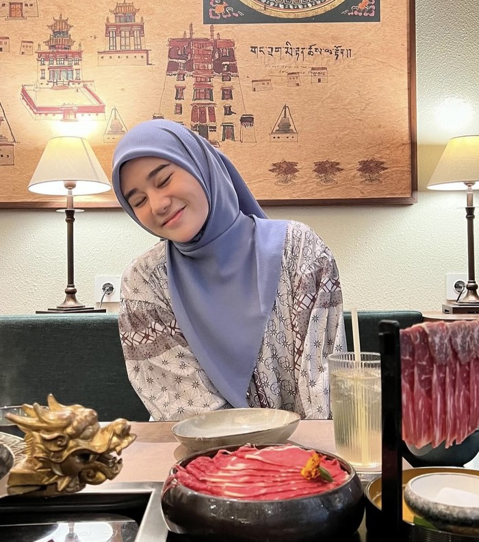 Keseruan Clara Shinta Nikmati Tumpeng hingga Makan Hot Pot di Restoran Keseruan Clara Shinta Nikmati Tumpeng hingga Makan Hot Pot di Restoran
