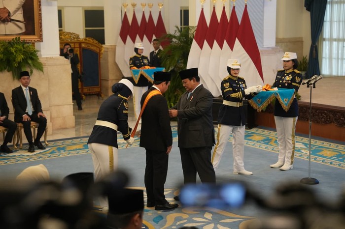 Ketua DPD RI Terima Penghargaan Bintang RI Utama dari Presiden Prabowo