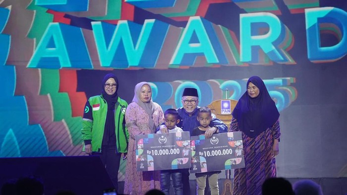 Zulhas memberikan bantuan beasiswa pendidikan untuk 2 anak yang memungut makanan sisa saat Perayaan HUT Ke-80 Republik Indonesia.