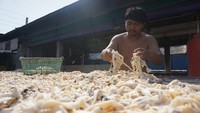 Namun yang menjadi catatan adalah kenaikan harga garam jadi Rp 55 ribu/kg dari Rp 50 ribu/kg, terutama untuk produksi ikan asin.