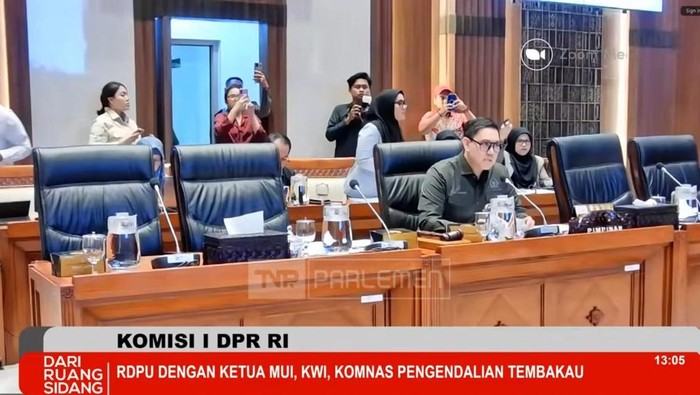 Komisi I DPR tetap rapat meski ada demo di luar gedung DPR