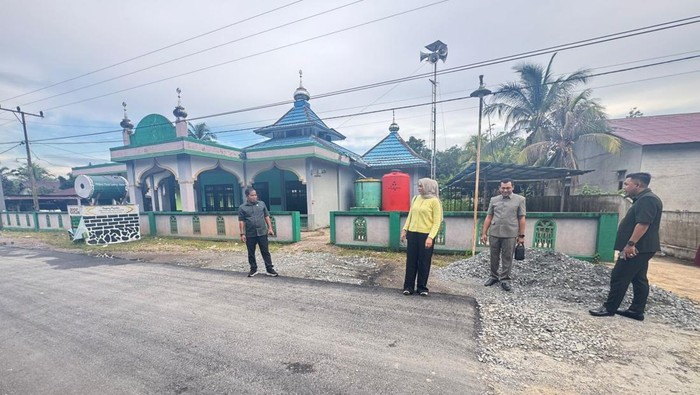 Komisi III DPRD Kubu Raya sidak pengerjaan jalan yang diduga asal-asalan. Foto: Dok. Humas Komisi III