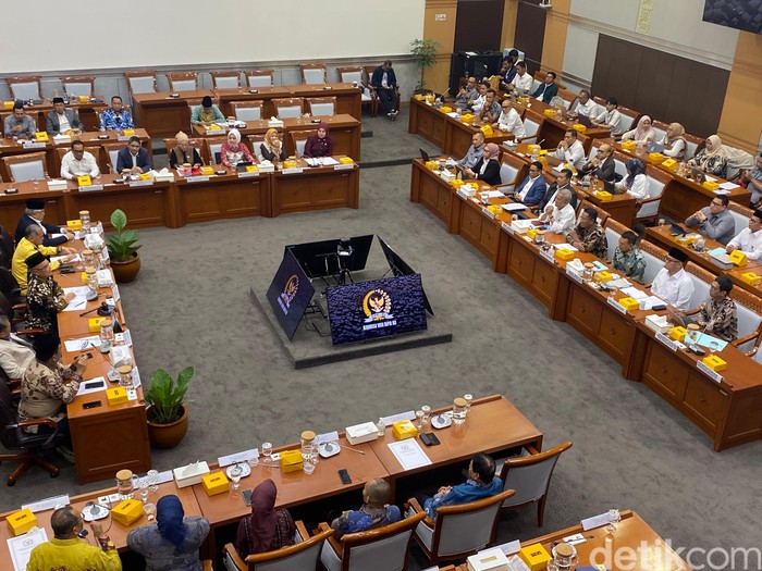 Rapat Kerja Komisi VIII DPR RI bersama pemerintah membahas revisi UU Penyelenggaraan Haji dan Umrah di Kompleks Parlemen, Senayan, Jakarta, Senin (25/8/2025).