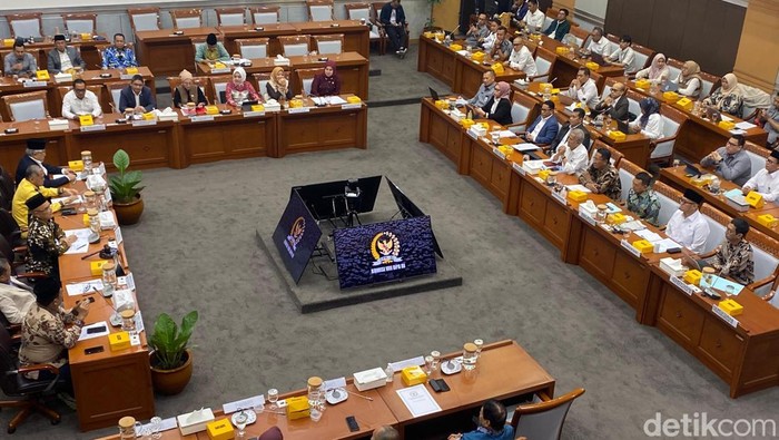 Rapat Kerja Komisi VIII DPR RI bersama pemerintah membahas revisi UU Penyelenggaraan Haji dan Umrah di Kompleks Parlemen, Senayan, Jakarta, Senin (25/8/2025).
