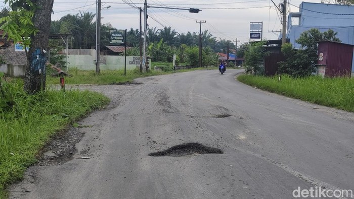 Kondisi Jalan Umar Baki yang berlubang. (Foto: Dok. Ahmad Arfah/detikSumut).