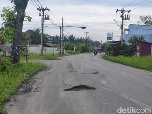 Warga Ngeluh Jalan Umar Baki Binjai Penuh Lubang dan Bergelombang