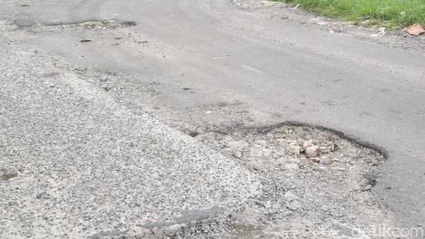 Kondisi Jalan Umar Baki yang berlubang. (Foto: Dok. Ahmad Arfah/detikSumut).