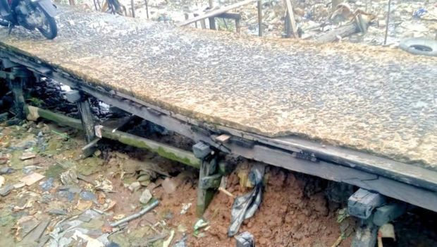 Kondisi jembatan di Selumit Pantai yang diperbaiki warga. Foto: istimewa