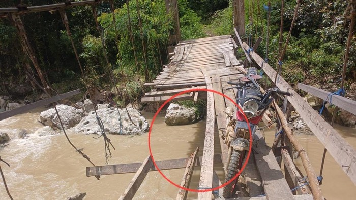 Kondisi jembatan gantung di Enrekang yang nyaris putus.