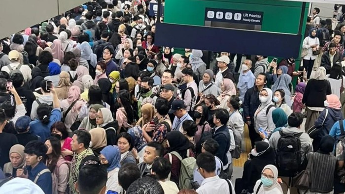 Kondisi Stasiun MRT Lebak Bulus sempat padat