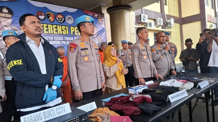 Konferensi pers pengeroyokan wartawan dan staf humas KLH di Polres Serang