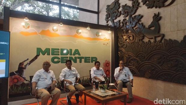 Konferensi pers terkait izin dari PT PSP di Pulau Sipora, Mentawai, Sumatera Barat