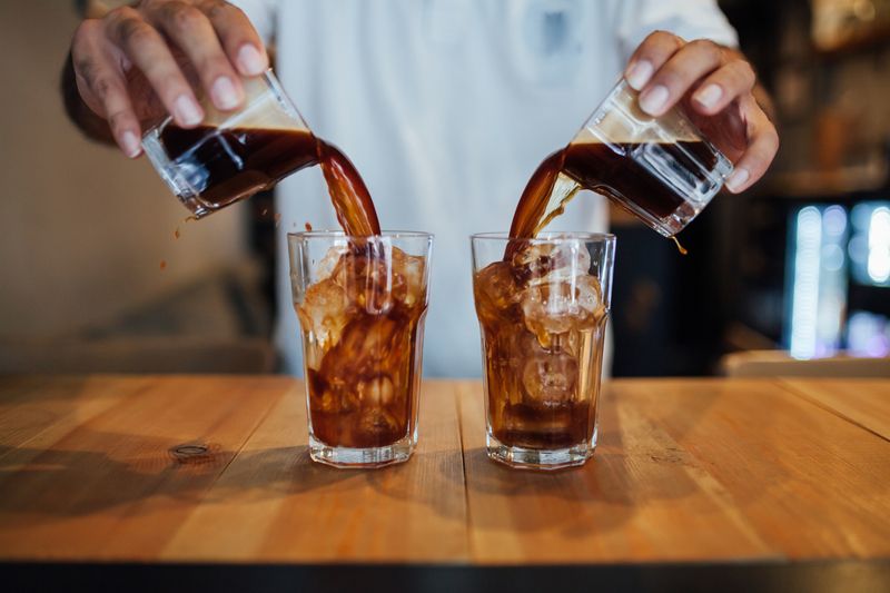 Perbedaan cold brew dan es kopi.