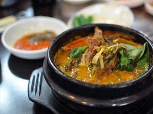 Korea Selatan Punya 7 Makanan Nyeleneh, Sup Anjing hingga Cacing Sendok