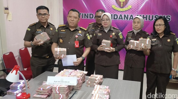 Penampakan uang Rp 6,5 miliar terkait kasus korupsi pengadaan tanah di Cilacap yang diterima Kejati Jateng, Senin (25/8/2025).