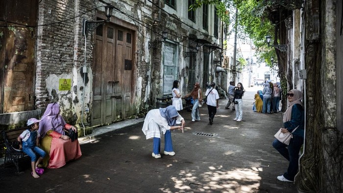 Foto udara kendaraan melintas di kawasan Kota Lama, Semarang, Jawa Tengah, Senin (25/8/2025). Pemkot Semarang akan menata kawasan Kota Lama hingga Sungai Semarang sebagai prioritas untuk meningkatkan daya tarik wisata sekaligus mendorong pertumbuhan ekonomi. ANTARA FOTO/Aprillio Akbar