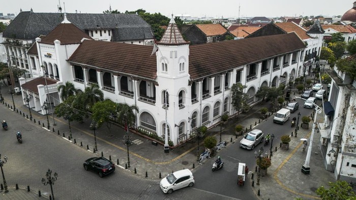 Foto udara kendaraan melintas di kawasan Kota Lama, Semarang, Jawa Tengah, Senin (25/8/2025). Pemkot Semarang akan menata kawasan Kota Lama hingga Sungai Semarang sebagai prioritas untuk meningkatkan daya tarik wisata sekaligus mendorong pertumbuhan ekonomi. ANTARA FOTO/Aprillio Akbar
