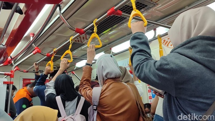 Pengalaman Pertama Naik KRL Jogja-Solo: Padat, tapi Masih Bisa Bernapas