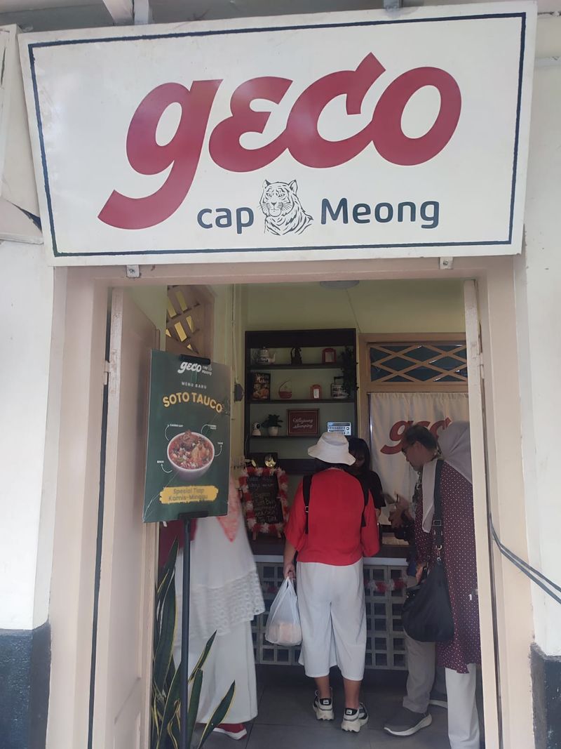 Kuliner geco di toko tauco Cap Meong Cianjur