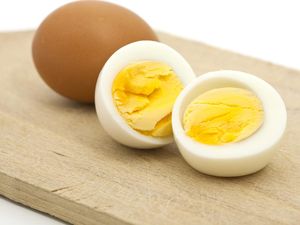 Bukan Tanda Bahaya! Ini Alasan Kuning Telur Rebus Berwarna Kehijauan