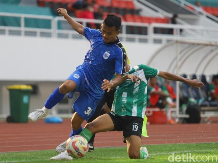 Laga uji coba PSIS Semarang melawan PSMS Medan di Stadion Jatidiri, Kota Semarang, Senin (25/8/2025).