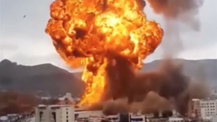 Israel melancarkan serangan ke Sanaa, Ibu Kota Yaman. Terlihat api dan asap hitam membumbung dari sebuah bagunan di Kota Sanaa.