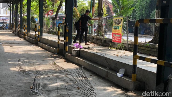 Kondisi terkini lokasi kericuhan diduga antarsuporter Persib dan PSIM Jogja, Senin (25/8/2025).