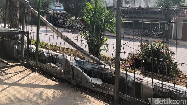 Kondisi terkini lokasi kericuhan diduga antarsuporter Persib dan PSIM Jogja, Senin (25/8/2025).