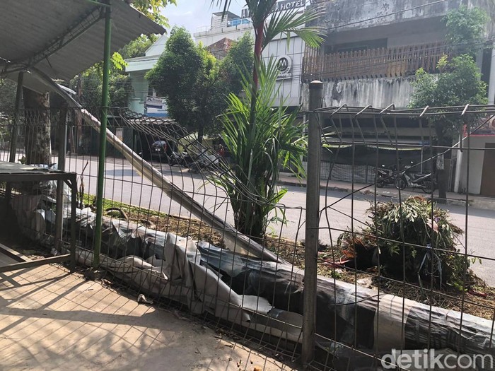 Kondisi terkini lokasi kericuhan diduga antarsuporter Persib dan PSIM Jogja, Senin (25/8/2025).
