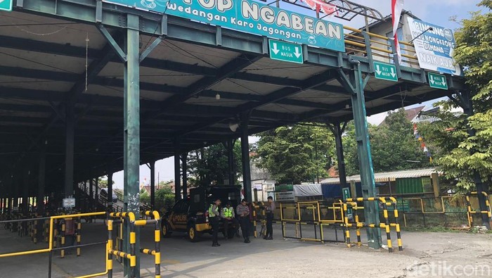 Kondisi terkini lokasi kericuhan diduga antarsuporter Persib dan PSIM Jogja, Senin (25/8/2025).