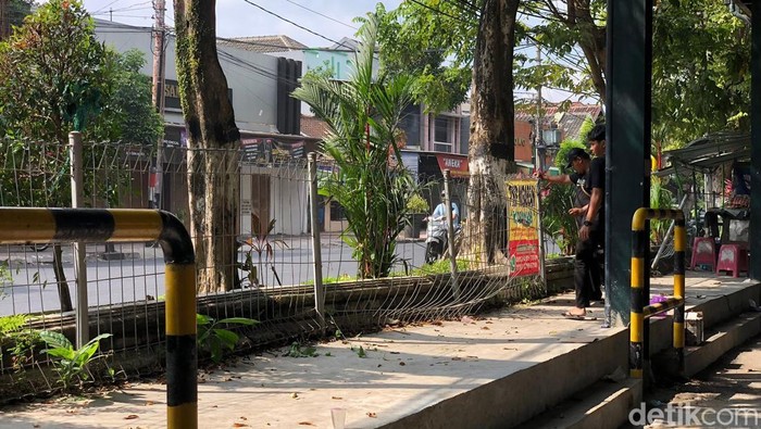 Kondisi terkini lokasi kericuhan diduga antarsuporter Persib dan PSIM Jogja, Senin (25/8/2025).