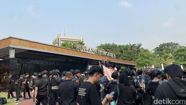 Mahasiswa turut datang ke gedung MPR/DPR untuk menyampaikan aspirasi. Mahasiswa bergantian berorasi menyampaikan aspirasi mereka. (Devi P/detikcom)