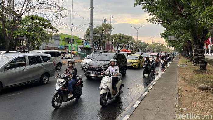 Massa yang menggelar demo di depan kantor Gubernur Sulawesi Selatan (Sulsel) membubarkan diri. Arus lalu lintas di Jalan Urip Sumoharjo menuju Perintis Kemerdekaan berangsur normal.