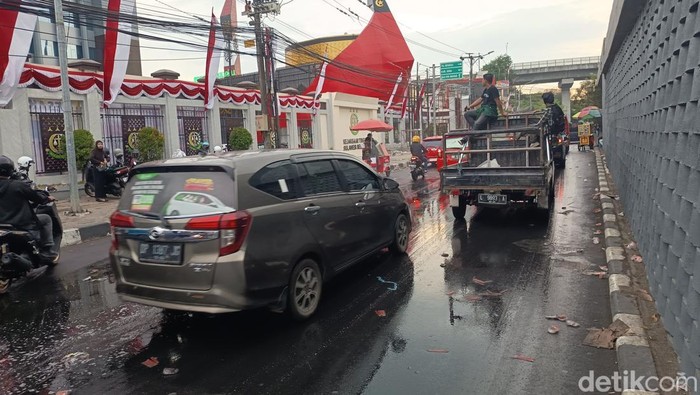Massa dari Aliansi Laskar Arung Palakka yang menggelar demonstrasi di depan Kantor Kejaksaan Tinggi Sulawesi Selatan (Kejati Sulsel) di Makassar telah membubarkan diri.